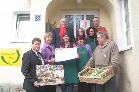 Großer Jubel: HypoVereinsbank Herrsching spendet an die Herrschinger Tafel Bild: Großer Jubel: HypoVereinsbank Herrsching spendet an die Herrschinger Tafel