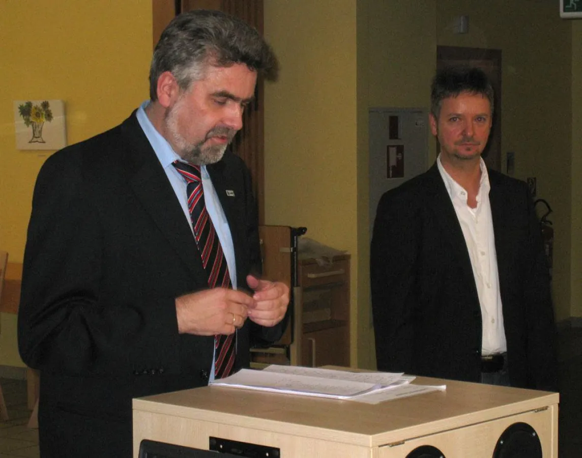 Hochschul-Rektor Prof. Dr. Armin Willingmann (l.) und Schulleiter Dirk Clement (r.) der Marianne-Buggenhagen-Schule bei der offiziellen Aufnahme der Hochschule Harz in das „Überregionale Förderzentrum