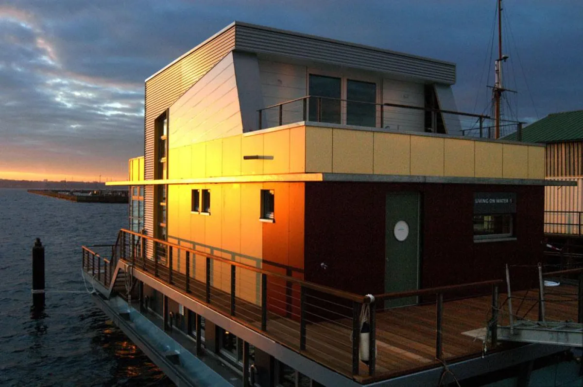 Schwimmende Häuser: Immer Beliebter ist das Leben auf dem Wasser. Foto: Gebr. Friedrich GmbH & Co. KG Schiffswerft Kiel