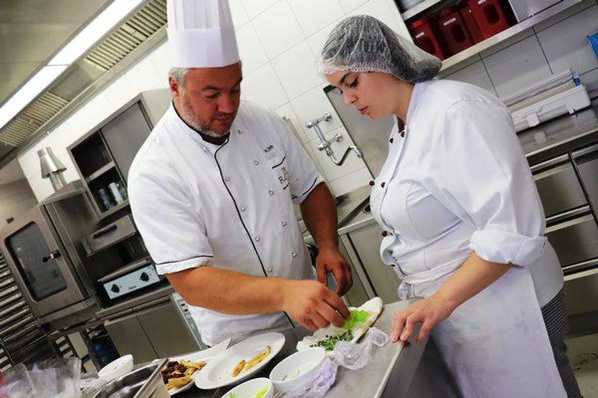 Der letzte Schliff: Küchenmeister Reinhard Klein mit Azubi Celina Zielke beim Anrichten der Teller