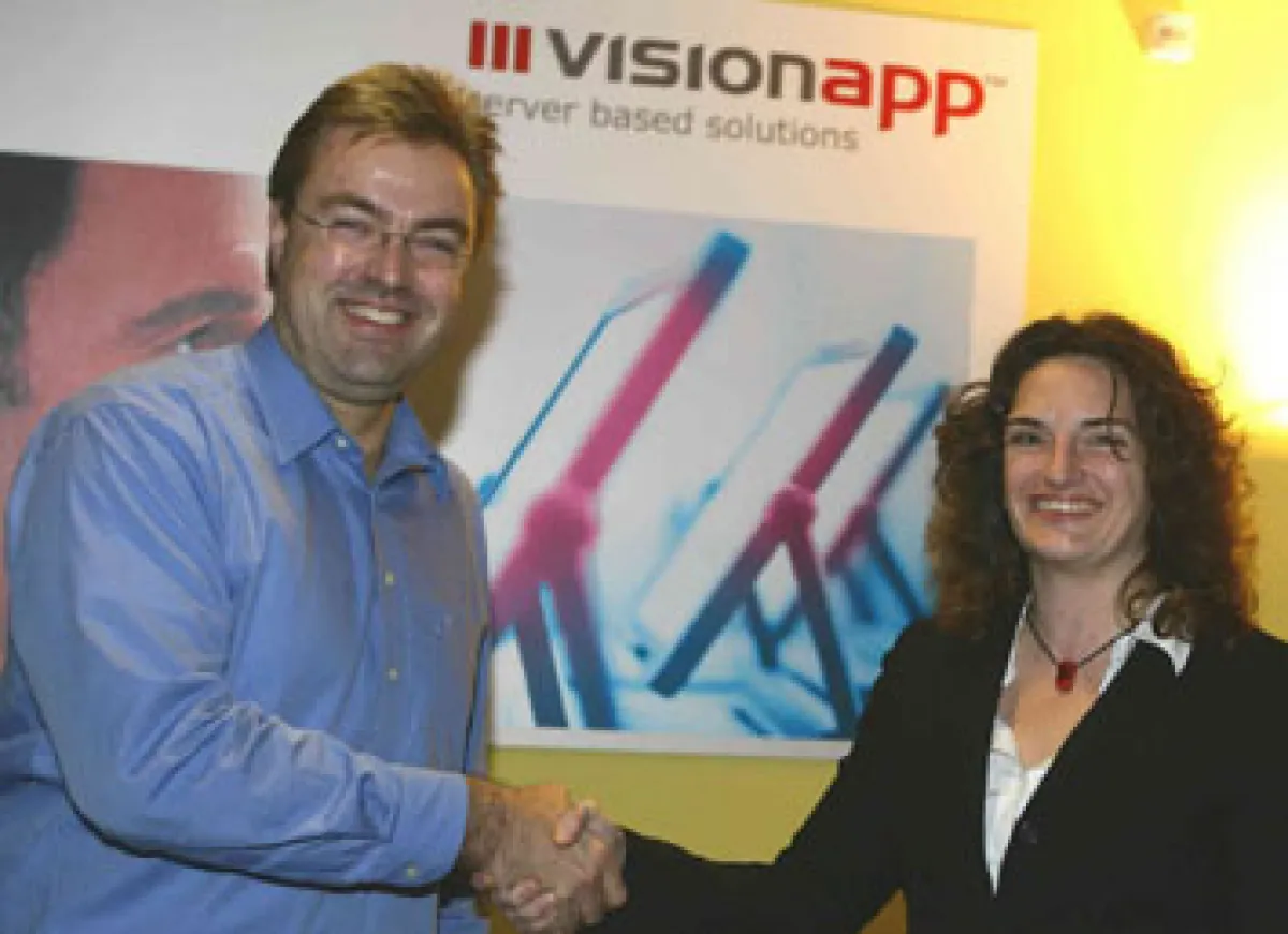 Frank Roth, Managing Director Global Marketing & International Sales bei visionapp, freut sich über die Verstärkung durch MVP Christa Anderson.