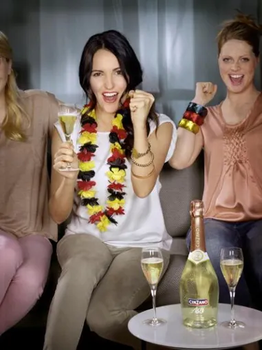 Bild: Johanna Klum mit CINZANO Asti im EM-Fieber. Jubeln mit den besten Freundinnen