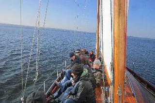 Bild: Segelnder Seminarraum für gute Team-und Führungskompetenz