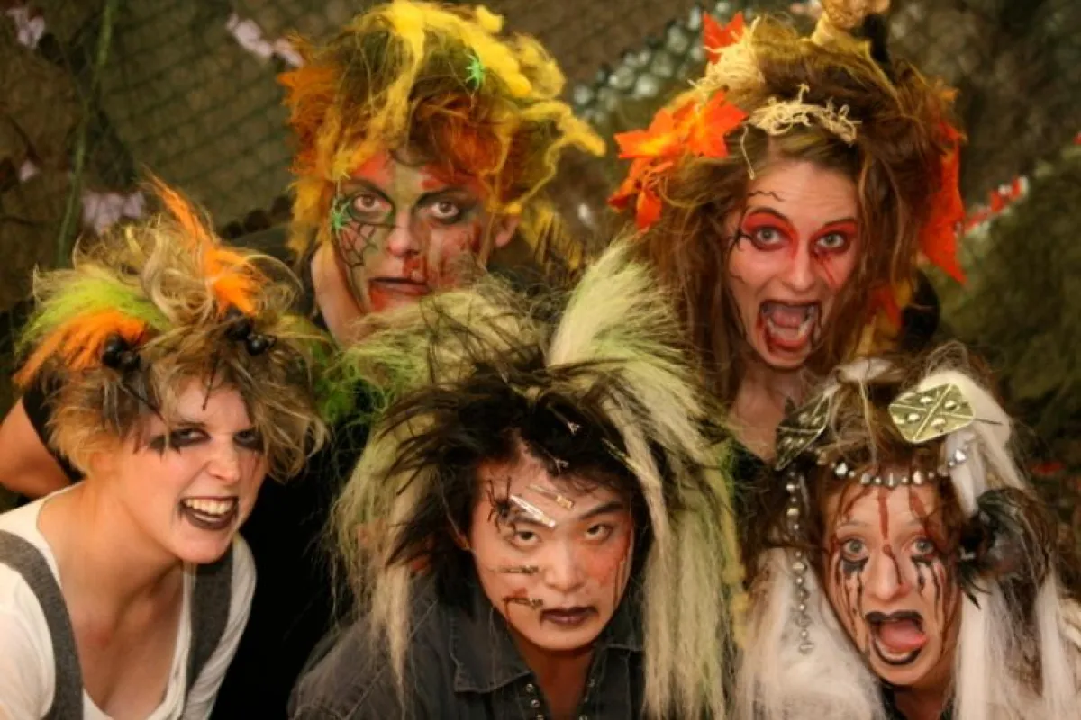 Am Samstag, den 3. Oktober entstand zum Beispiel dieses verrückte ‚Scary Hair Day’-Foto von den Gästen und an allen folgenden Halloween-Samstagen geht es gruselig weiter!