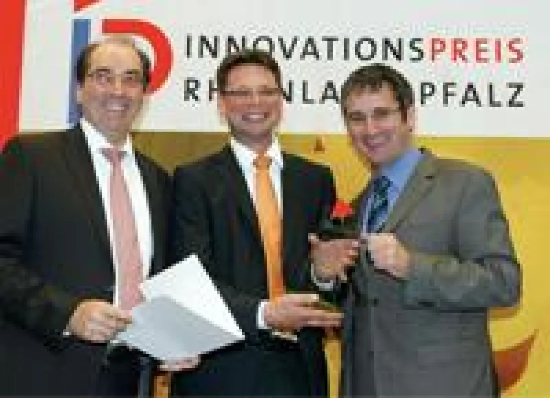 Preisverleihung am 4.11.2010 im Fraunhofer-Institut Kaiserslautern. V.l.n.r.: Albert Hirtz, Thomas Hebb, Minister Hendrik Hering
