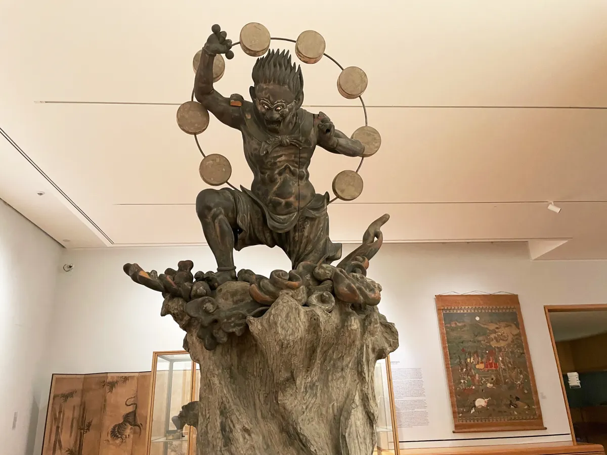 Raijin, Donnergott – Holz mit Resten farbiger Fassung – Japan, Meiji Zeit (© Foto: Museum für Ostasiatische Kunst Köln)