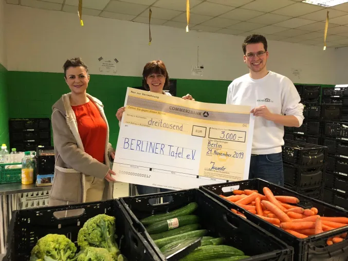 Spontane Spende: Juwelo sammelt in nur drei Stunden 3.000 Euro für die Berliner Tafel Bild: Spontane Spende: Juwelo sammelt in nur drei Stunden 3.000 Euro für die Berliner Tafel