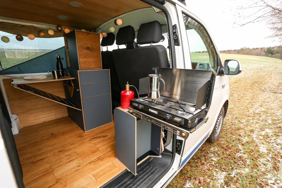 Design trifft Funktion: BaBuM baut clevere Modulmöbel für VW-Busse