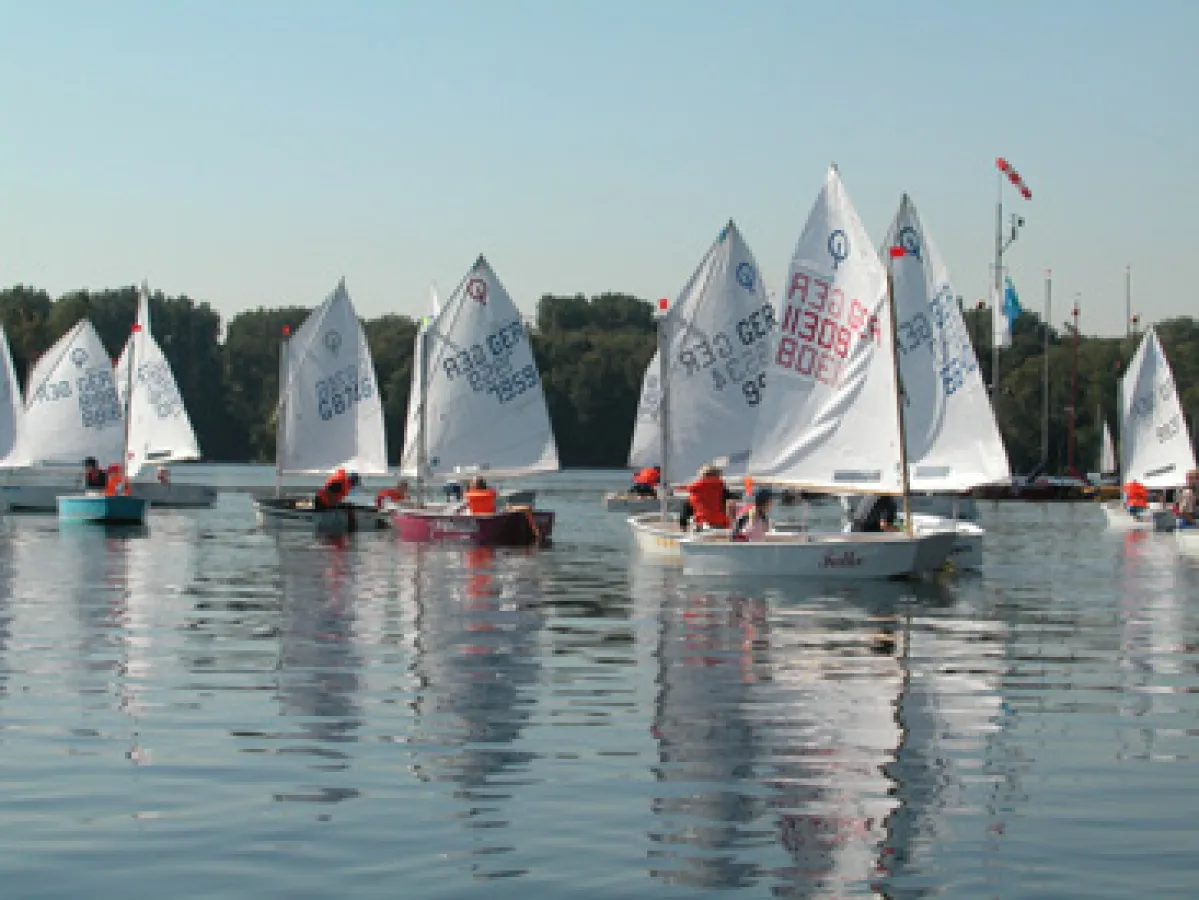 Junge Segler am Unterbacher See