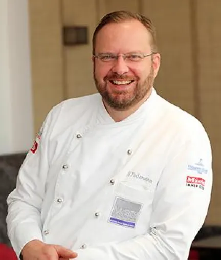 Kulinarische Gratwanderung zwischen Tradition und Moderne – Küchenchef Bernhard Tintemann vom Moselschlösschen Bild: Kulinarische Gratwanderung zwischen Tradition und Moderne – Küchenchef Bernhard Tintemann vom Moselschlösschen