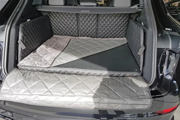 Bild: Die Schondecke DELUXE von der Zauberbett Manufaktur – das Beste für Fahrzeug und Vierbeiner
