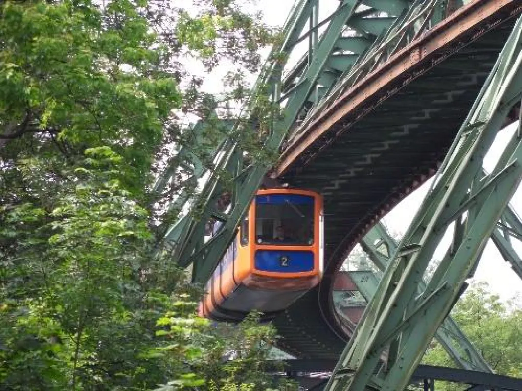 Die Stadt Wuppertal jetzt mit dem Audioguide der KommPOSITION Media schwebend kennen lernen.