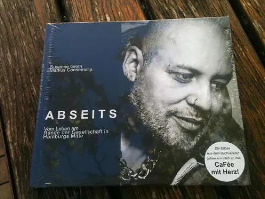 Bild: Finissage der Bilderausstellung ABSEITS in Tine Wittlers Kulturgut Mietgalerie