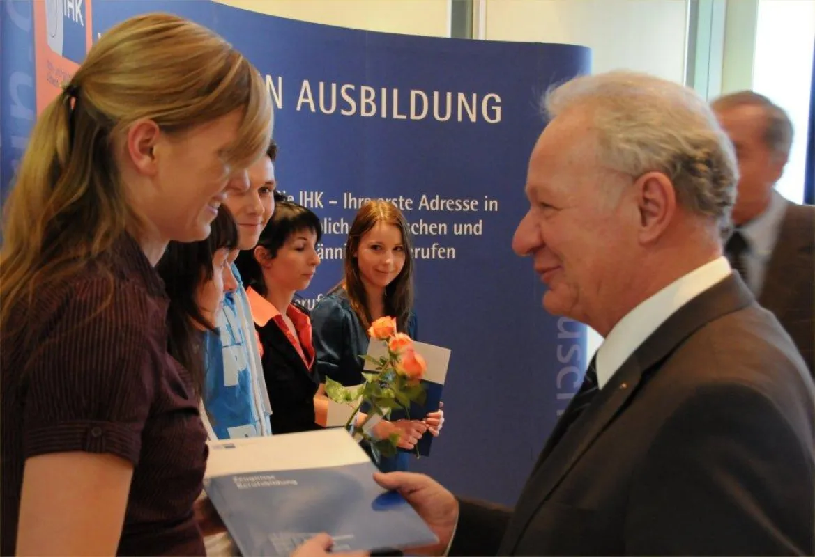 Glückwünsche an die Stipendiaten überreichte Hans Thon, Präsident der Schweriner IHK.