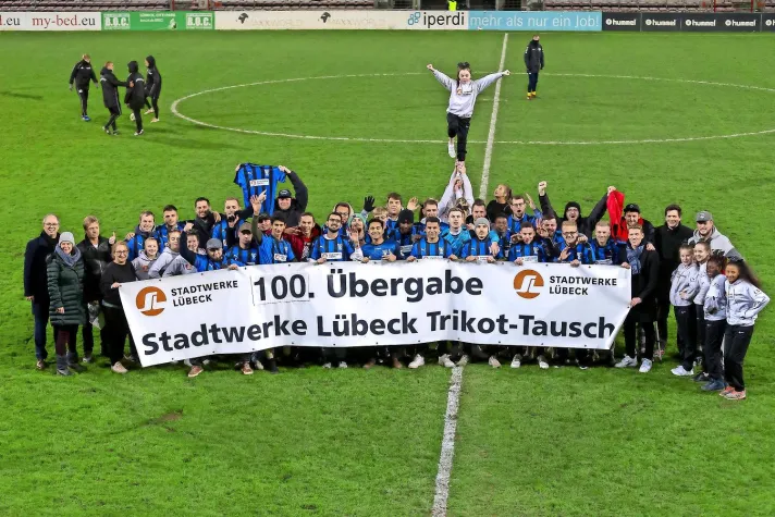 Bild: 100. Jubiläumsübergabe: SC Rapid-Fußballer gewinnen neue Trikots und feiern beim VfB Lübeck