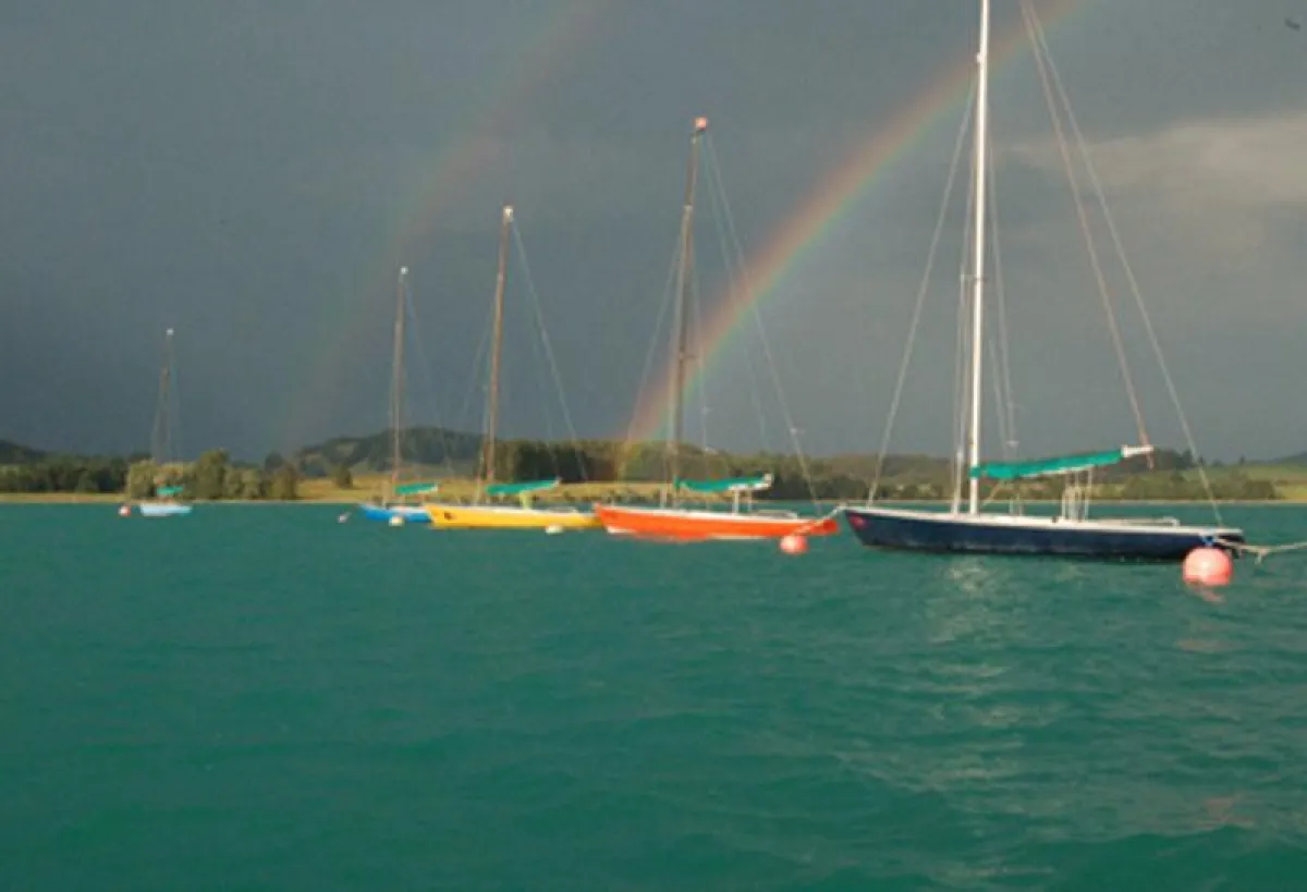 Segeln für alle: Aus dem einstigen Elitesport ist ein beliebter Breitensport geworden © Forggensee-Yachtschule