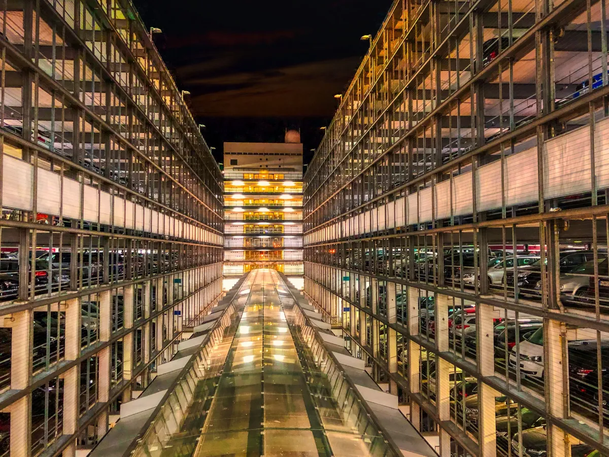 Parkhaus am Flughafen (© Bild von Albrecht Fietz auf Pixabay )