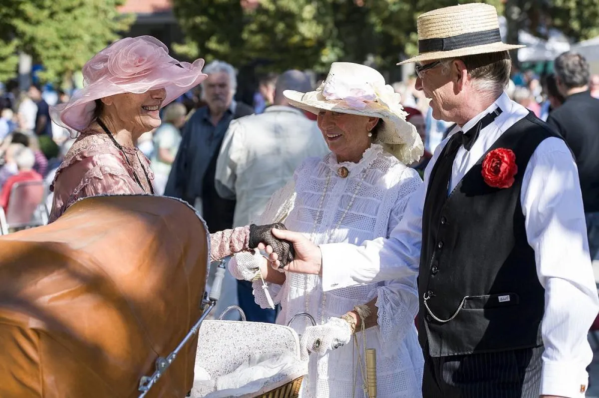 Galante Herren machen den Damen artige Komplimente. Copyright: BNST