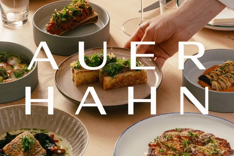 Bib Gourmand 2026: Auszeichnung für die Brasserie Barbara im Hotel Auerhahn Bild: Bib Gourmand 2026: Auszeichnung für die Brasserie Barbara im Hotel Auerhahn