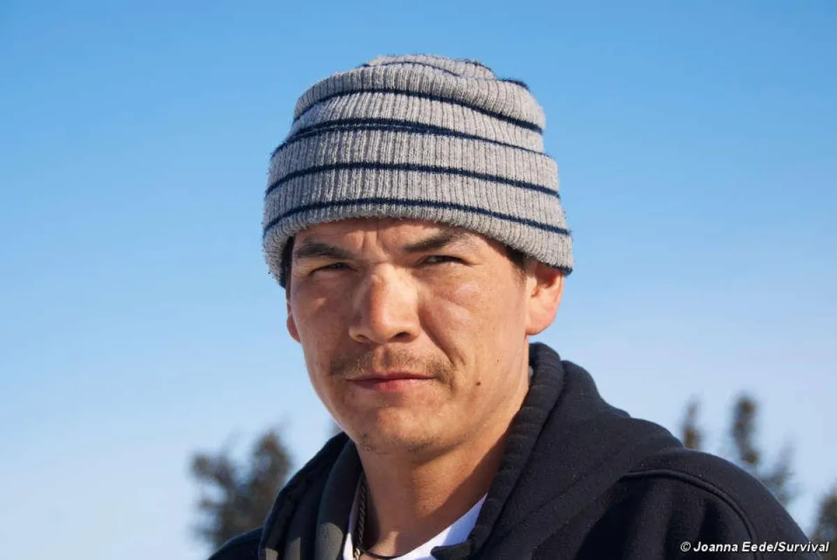 Giant (Michael Andrew) möchte unter den jungen Innu einen Sinn für Nutshimit wecken. © Survival