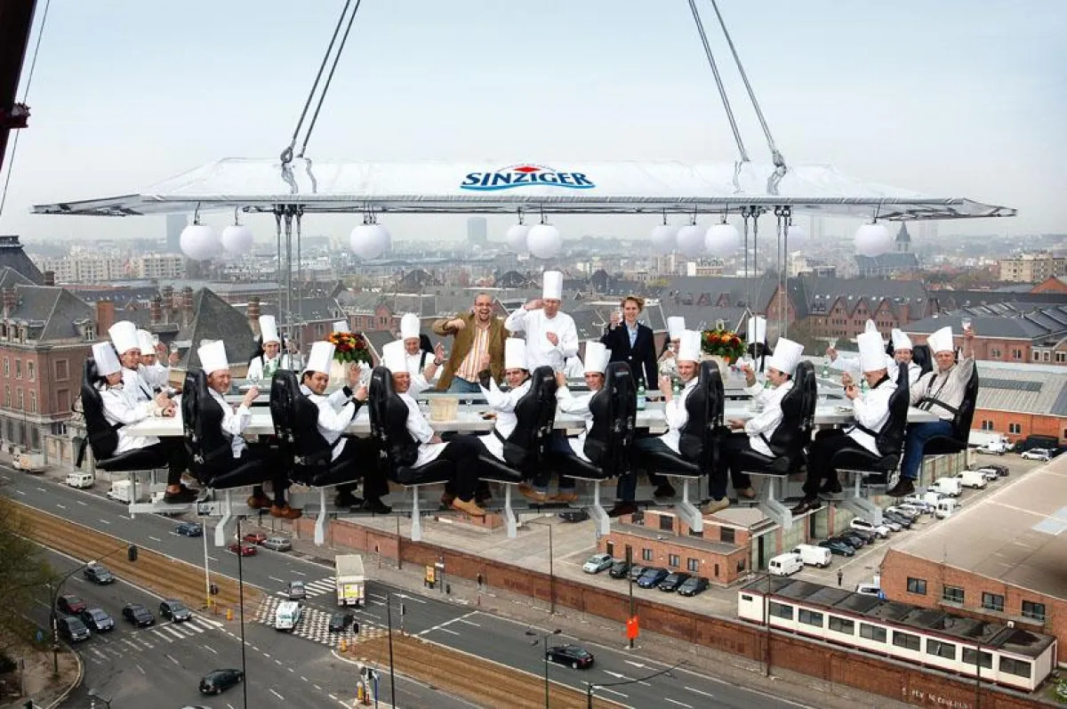 Es ist angerichtet: Gastronom und Crew freuen sich auf die Gäste des Sinziger Himmelsmenüs. An einem Auslegerkran hängt die Plattform in 50 Meter Höhe.