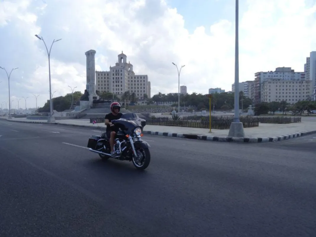 Mit dem Motorrad durch Kubas Haupstadt Havanna ©avenTOURa/Poderosa Tours