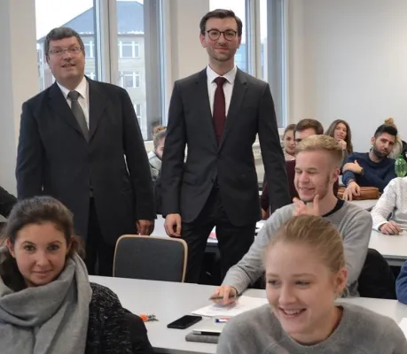 Bild: „Headhunting“: Führungspositionen von Personalprofis besetzen lassen - Eduard Szekeres mit spannendem Vortrag