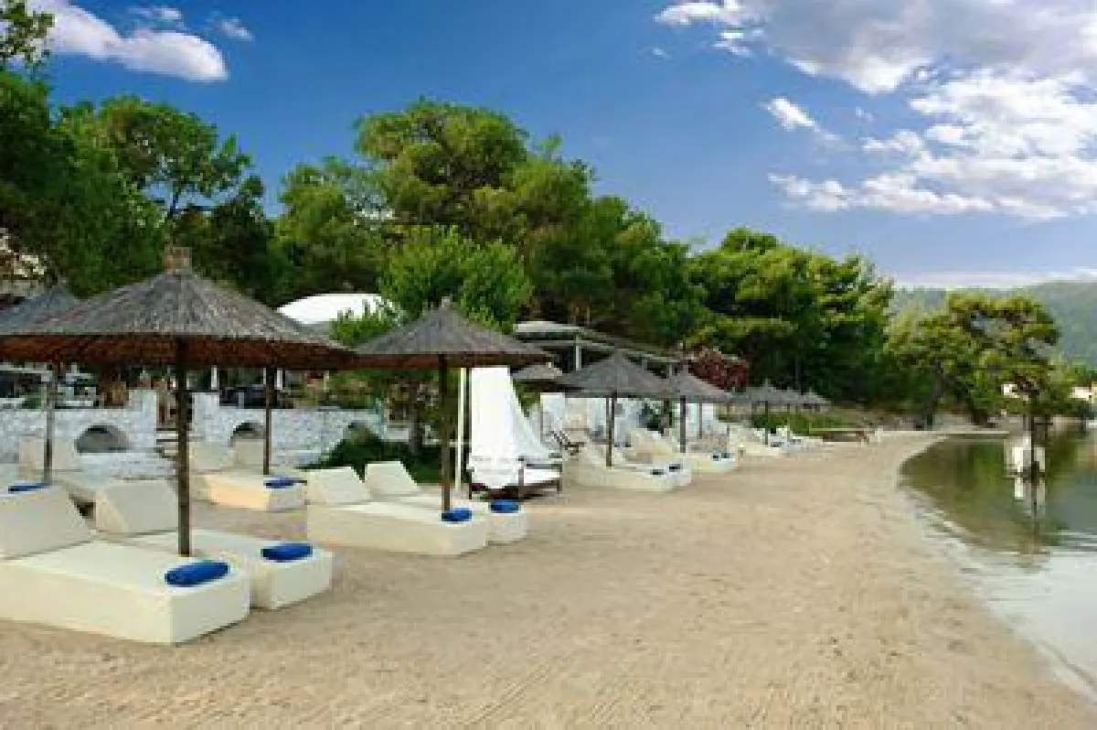 Die Seele baumeln lassen: in den coolen Strandliegen des EKIES all senses resort