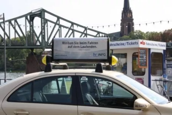 Bild: hr-iNFO kommuniziert Out-of-Home - Nach Deutschlandradio wirbt auch HR für regionale Frequenzen