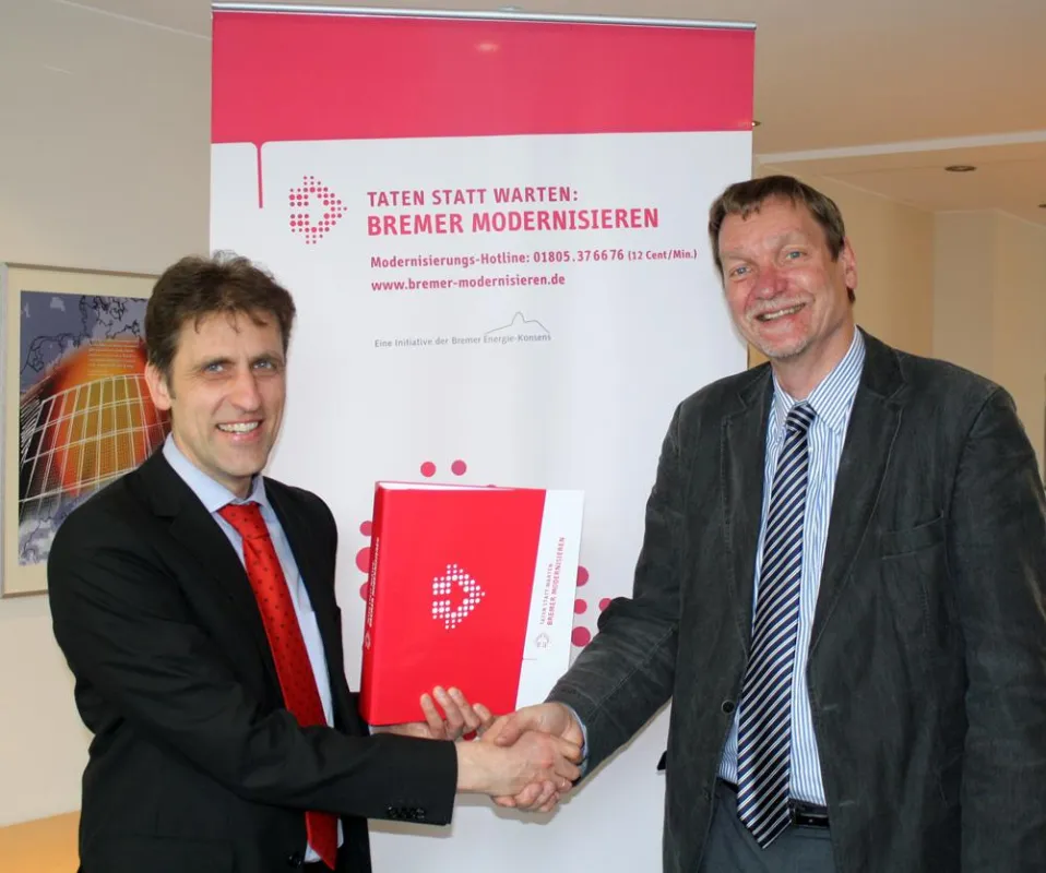 Dr. Cornelis Rasmussen, Geschäftsführer Bremer Energie-Konsens, und Bernd Richter, Geschäftsführer Haus & Grund Bremen e.V. (von links). Foto: Bremer Energie-Konsens