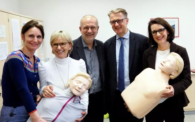 Bild: Kooperatives Kölner Herzzentrum beidseits des Rheins spendet Reanimationspuppen an Porzer Stadtgymnasium
