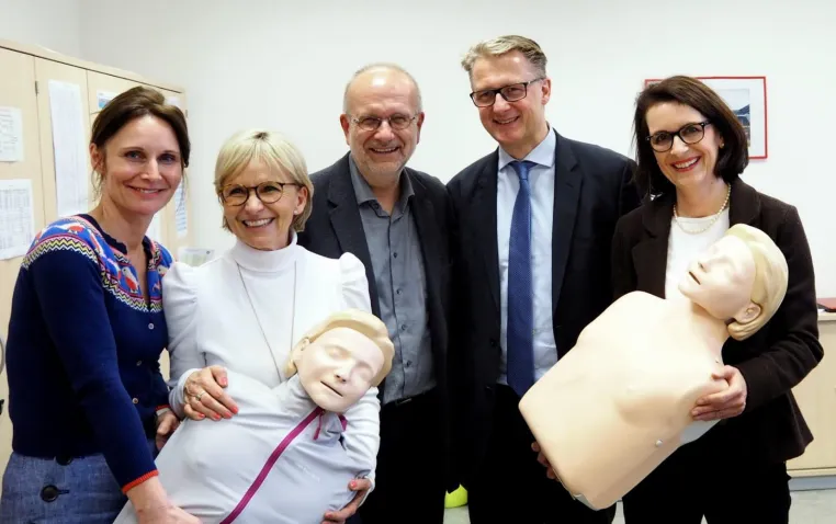 Bild: Kooperatives Kölner Herzzentrum beidseits des Rheins spendet Reanimationspuppen an Porzer Stadtgymnasium