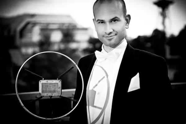 Bild: PLÄDOYER FÜRS PROBEWOHNEN - Sänger Christoph Sauer präsentiert sein Lied des Monats