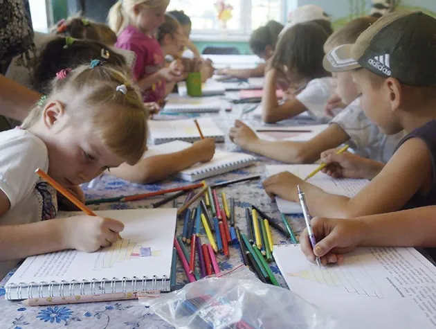 Bild: Kinder in Zentralasien mit Gottes Wort beschenken