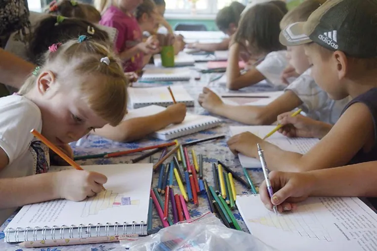 Bild: Kinder in Zentralasien mit Gottes Wort beschenken