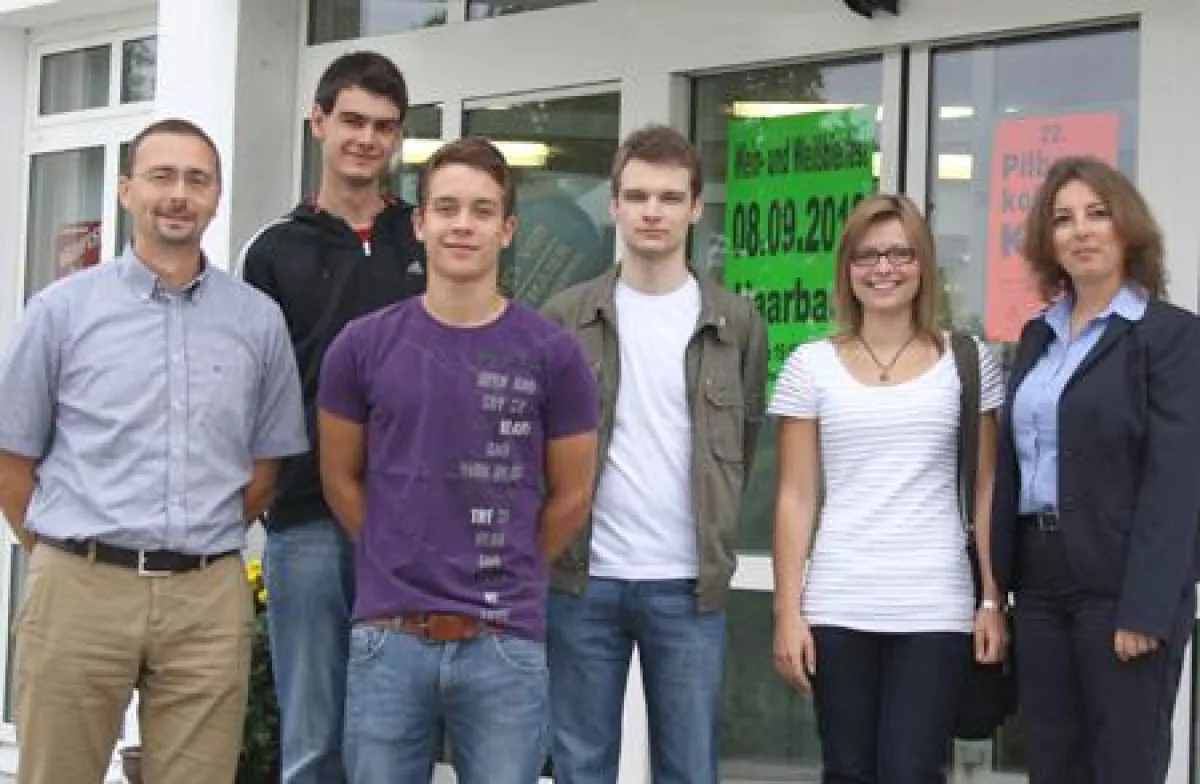 Die vier Auszubildenden mit Stefan Ortmaier und Eglantina Rexha