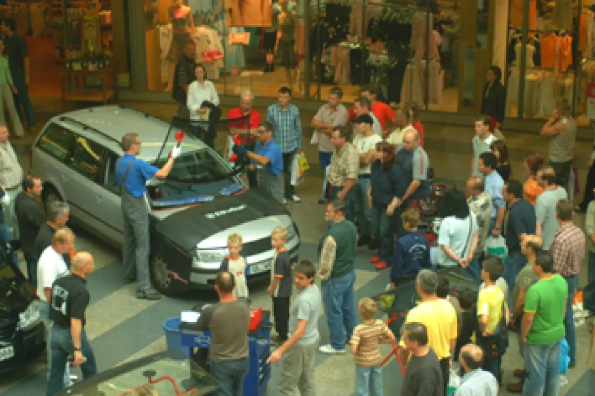 Großer Andrang bei der AGM-Autoglas-Roadshow im Ulmer Blautal-Center