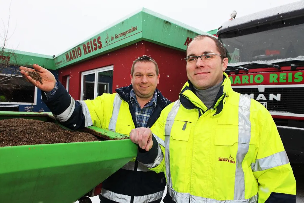 Markus Semmelmann (l.) und Betriebsleiter Dipl-Ing.(FH) Olaf Dohrn sind bestens auf den Winter vorbereitet