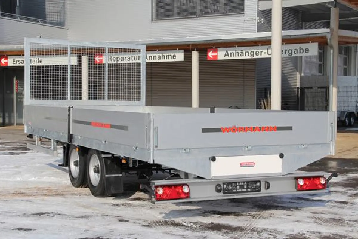 Der Baustoffanhänger von Wörmann ist ideal für den Transport von Baustoff und Gerüsten geeignet.