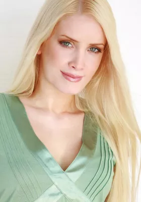 Bild: Moderatorin und Model Susanne Frommert. Muse von Modekünstlerin Natalia Boelt, TaliBoelt Design.