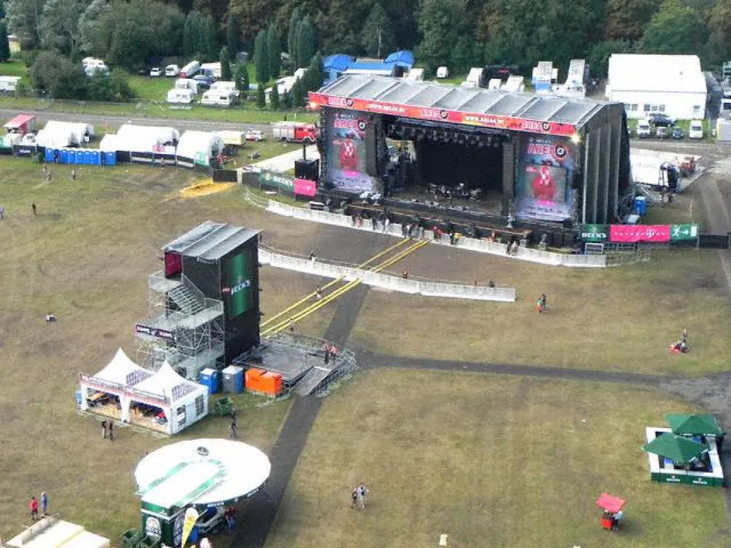 eps: Absperrungen, Kabelbrücken und SPLASH Sanitärsysteme für das Area4 Festival