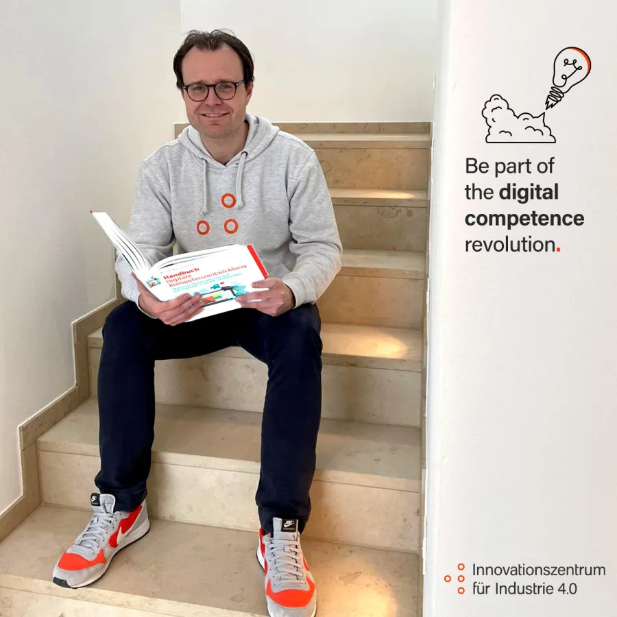 Philipp Ramin, CEO i40.de mit Handbuch Digitale Kompetenzentwicklung (© www.i40.de)