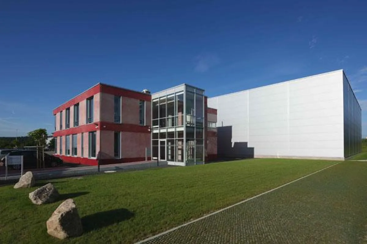 Mit der FREYLER Industriebau GmbH fand Frank Elsässer den richtigen Baupartner für seine Wünsche. Dazu gehörte auch die einheitliche Optik der beiden Gebäude – warmes Rot und edles Silber.
