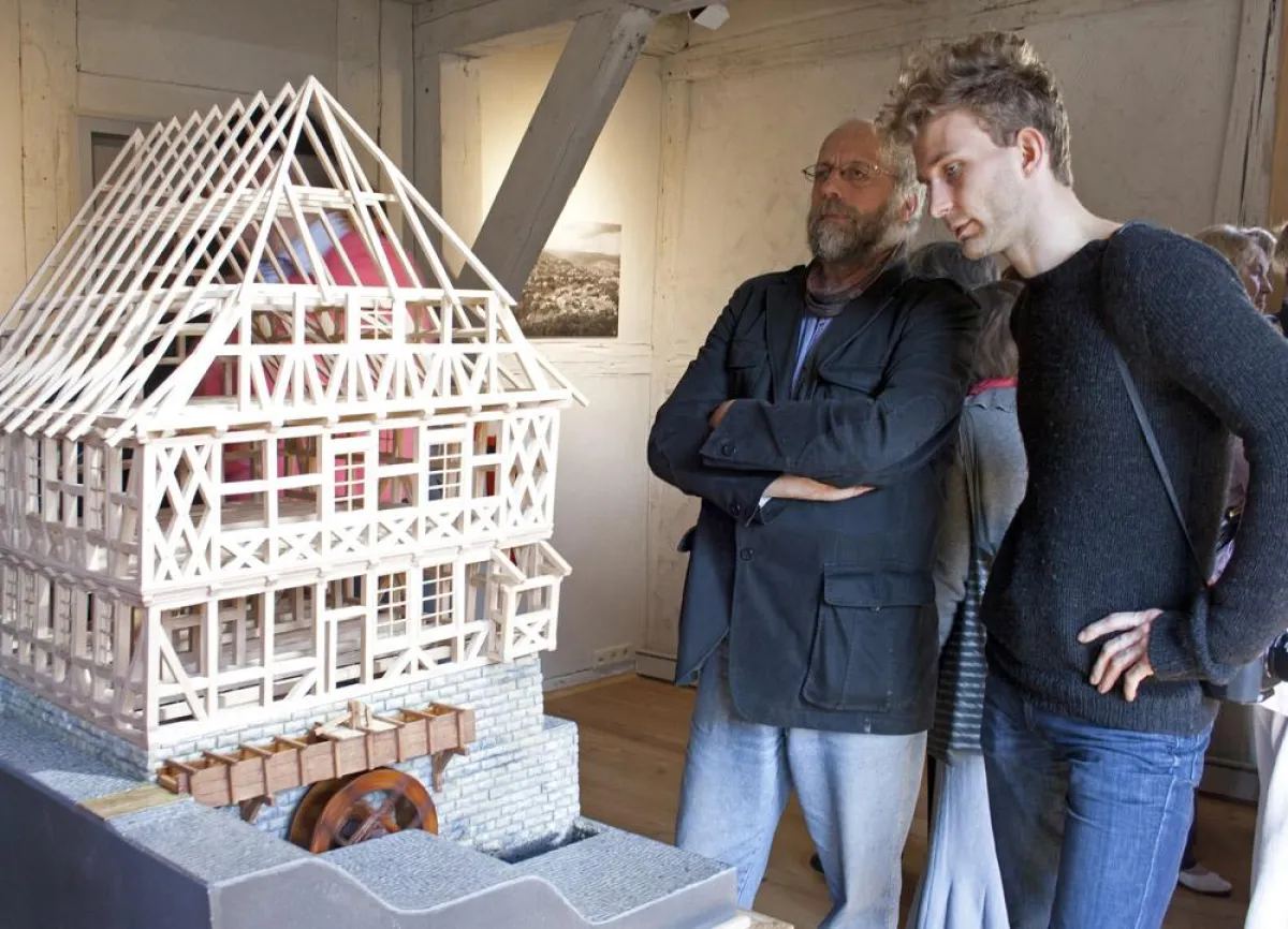 Im neu eröffneten „Museum Schiefes Haus“ wird wieder gewalkt - im Maßstab 1:25.