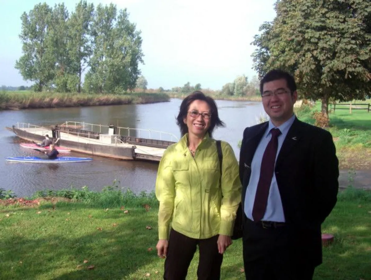 Im Auftrag der japanischen Regierung besuchten Keisuke Ota und Akiko Miwa im Herbst unter anderem die handbetriebene Fähre über die Oste, einen der Anziehungspunkte der Deutschen Fährstraße.