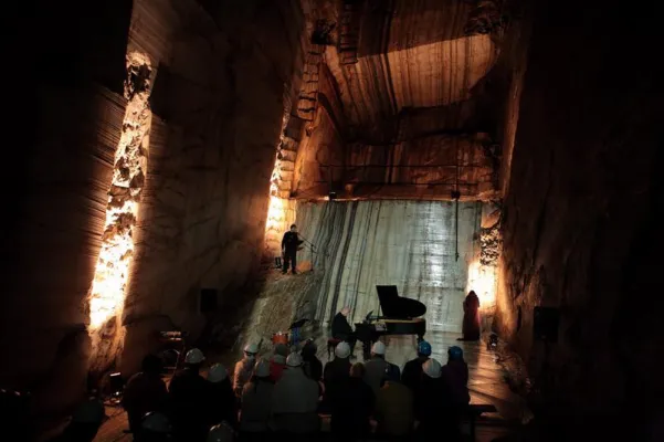 Tanz, Musik und Schauspiel vor steinernen Kulissen Bild: Tanz, Musik und Schauspiel vor steinernen Kulissen