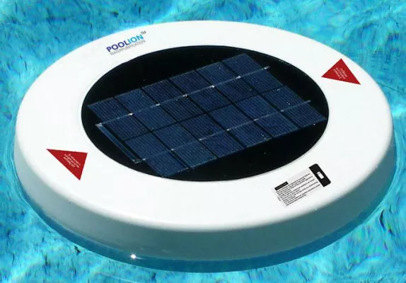 Bild: Wasseraufbereitung in Pools/Schwimmbädern mit solarbetriebenem Produkt der Marke POOLION