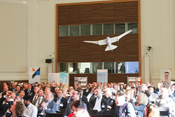 Bild: Flügelschlagdrohne fliegt durchs Bundeswirtschaftsministerium