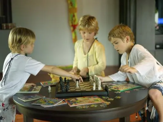 Bild: Klecksen, kochen, Kobra üben – kleine Gäste ganz groß im The Nam Hai