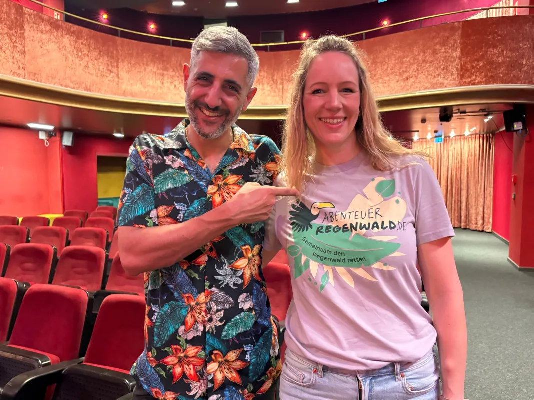 Botschafter für Abenteuer Regenwald: Michel Abdollahi mit Geschäftsführerin Kathrin Grau
